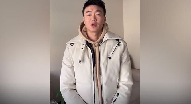 吻胸解胸罩床摸下面嗯啊