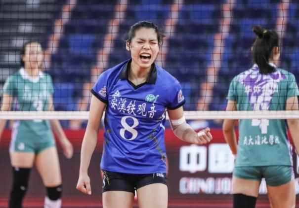 美女露大胸洗澡视频